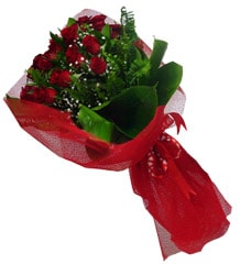 kırmızı güllerin görsel şöleni izmire çiçek gönder 