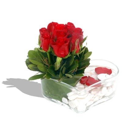 ucuz çiçekçi kalp içerisinde 9 adet kırmızı gül izmir çiçek gönder