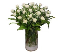 izmire cicekci beyaz güllerin vazoda ihtişamı izmir çiçek gönder